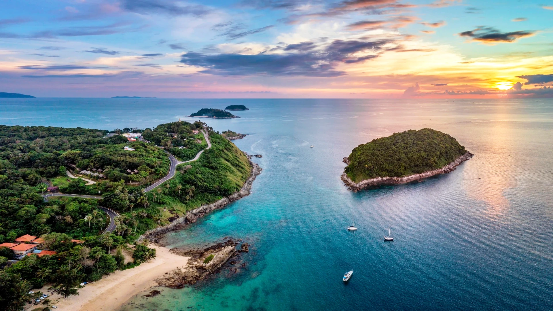 日落时分的拉威海岸，鸟瞰图。