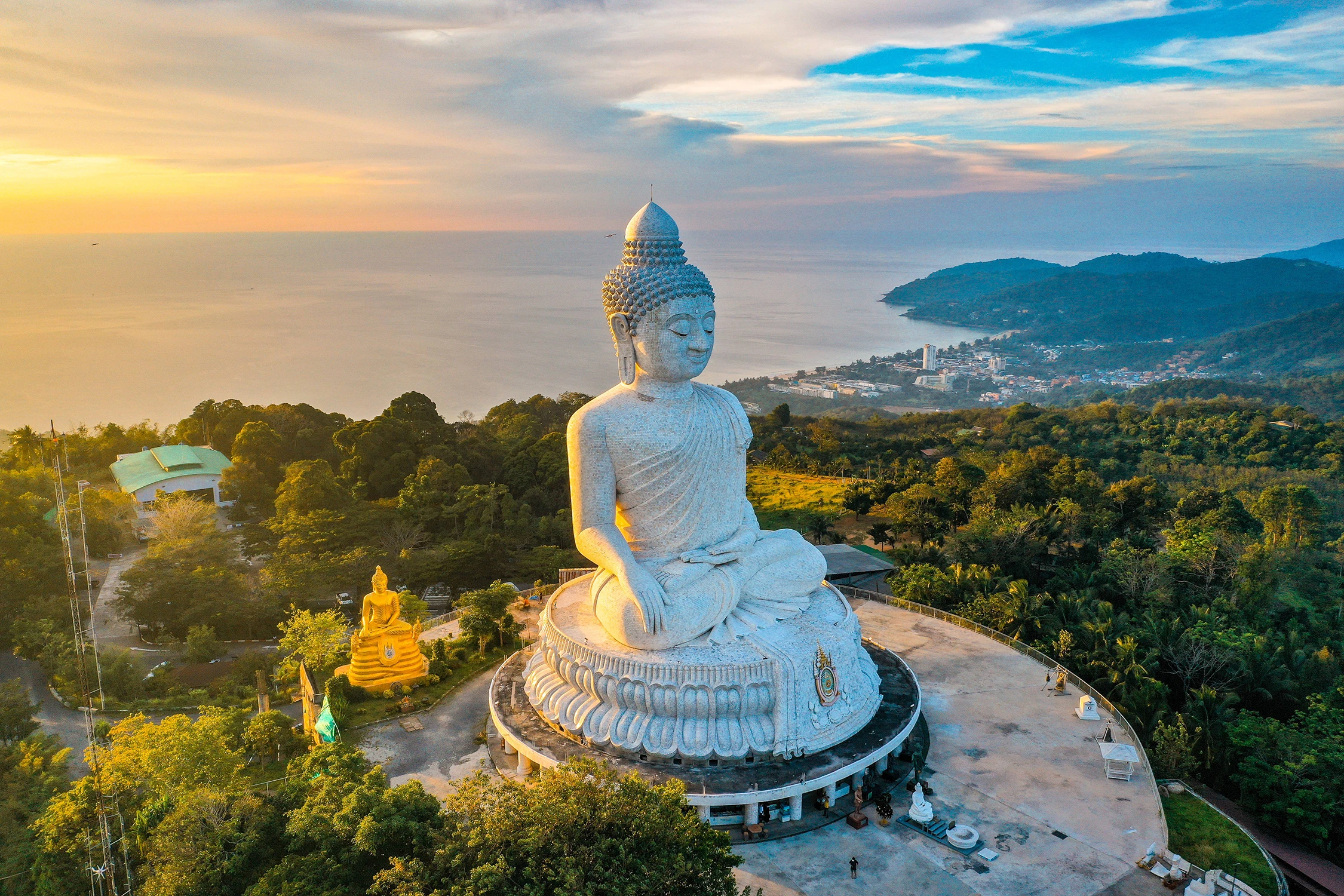 Белая статуя Большого Будды на вершине холма на острове Пхукет с видом на море и побережье
