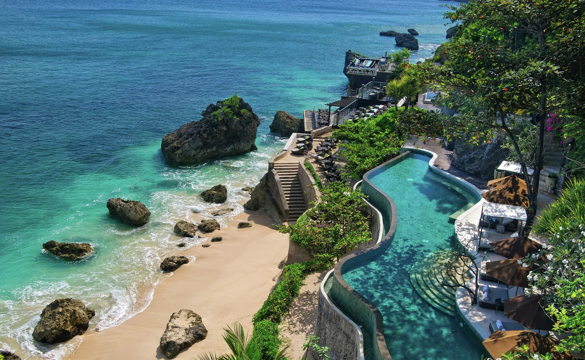 Luxury real estate in Indonesia: a cliffside villa with an infinity pool and ocean views