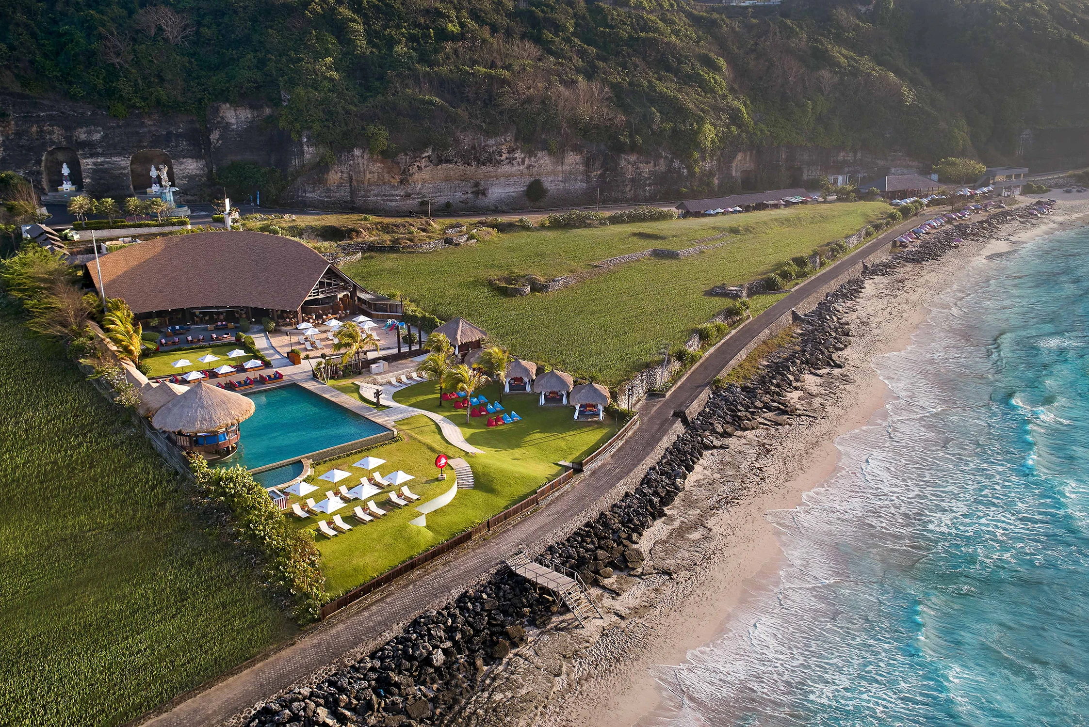 Инвестиции в недвижимость на Бали: премиальные апартаменты и виллы на первой линии океана в районах Чангу, Берава и Улувату