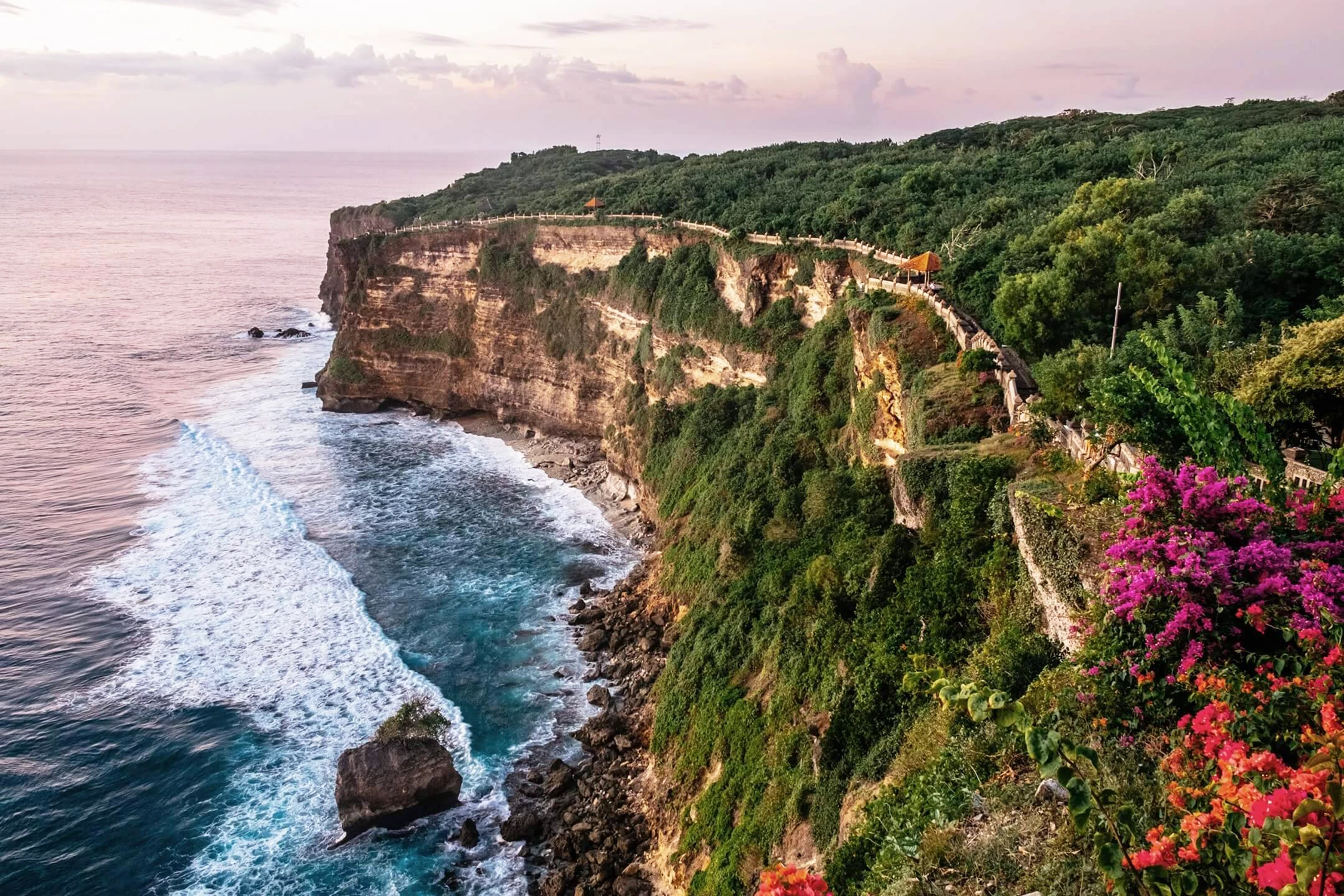 Продажа инвестиционной недвижимости на Бали: премиальные виллы и апартаменты на первой линии в Улувату и Бераве