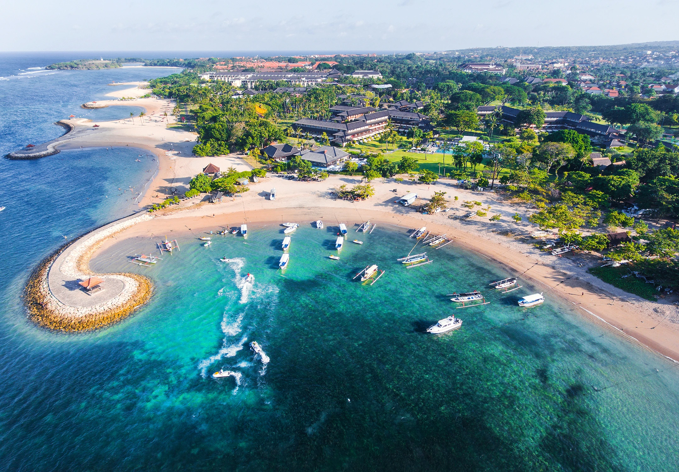 巴厘岛贝拉瓦海滩、酒店、海洋和泻湖的俯瞰视图