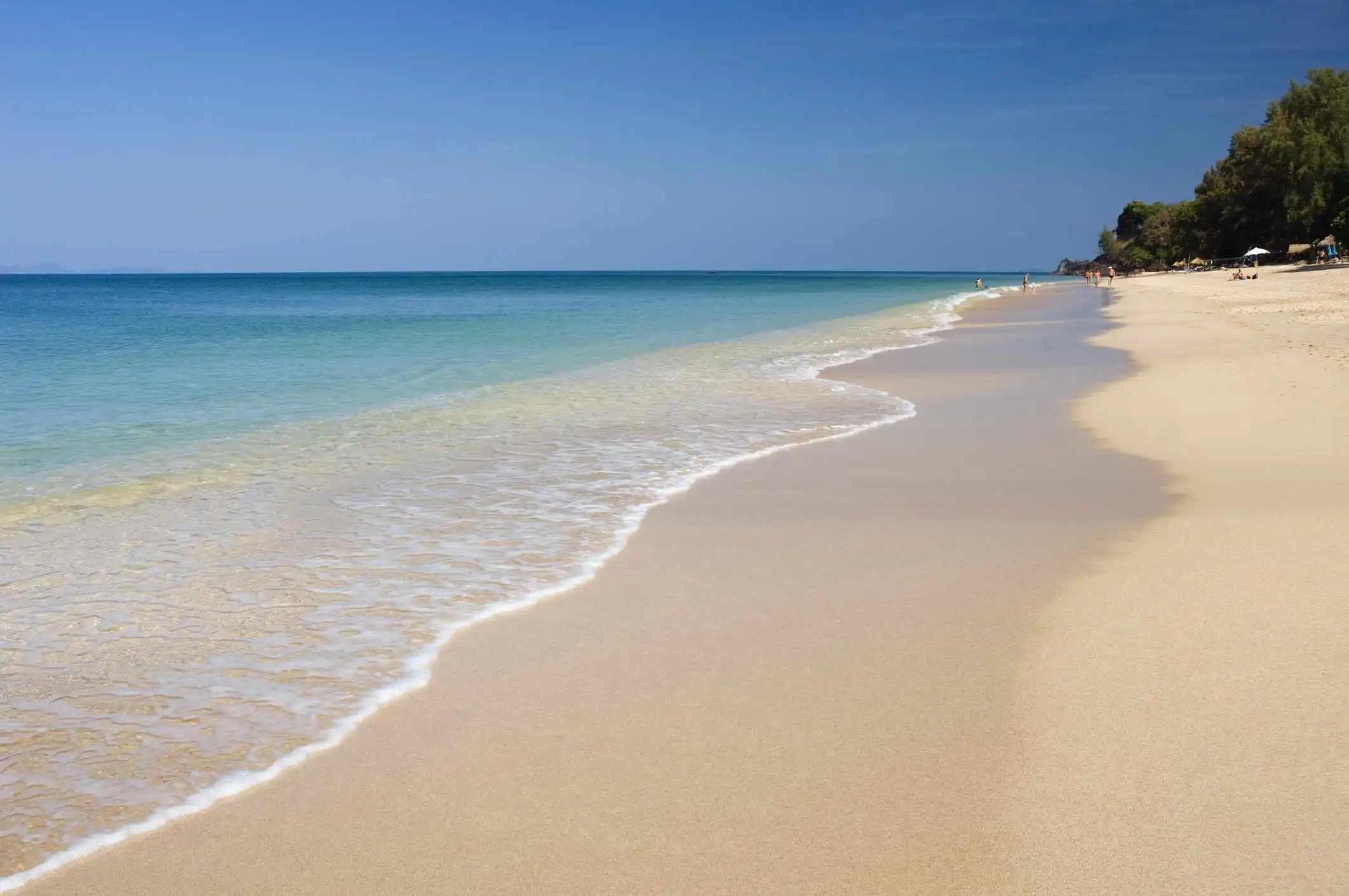 Белоснежный песок пляжа Лонг Бич в Камбодже